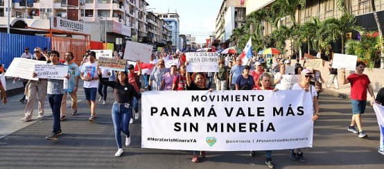 El Movimiento Panamá Vale Más Sin Minería está en las calles (© Radio Temblor) Manifestación con pancartas contra la minería en la ciudad de Panamá en septiembre 2023