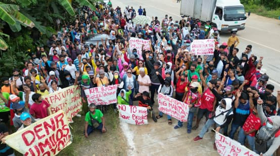 Los habitantes de Brooke's Point forman una barricada humana frente a las instalaciones mineras de la empresa Ipilan Nickel Corporation