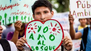 Manifestante con pancarta "Yo amo al bosque" en Iquitos, Perú